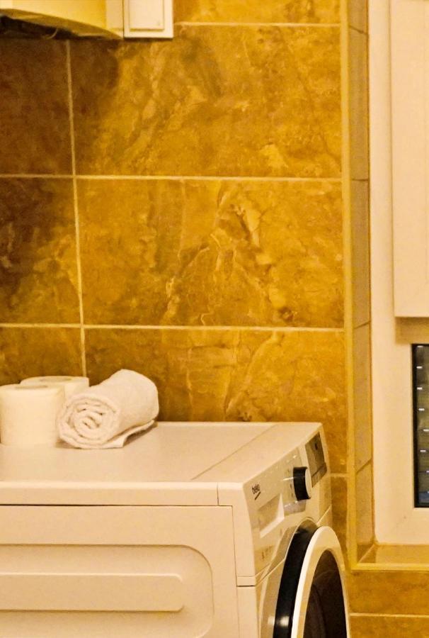City Center Grand Apartment - Three-Bedroom, Free Parking Sarajevo Luaran gambar