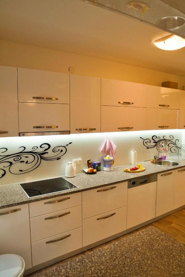 City Center Grand Apartment - Three-Bedroom, Free Parking Sarajevo Luaran gambar