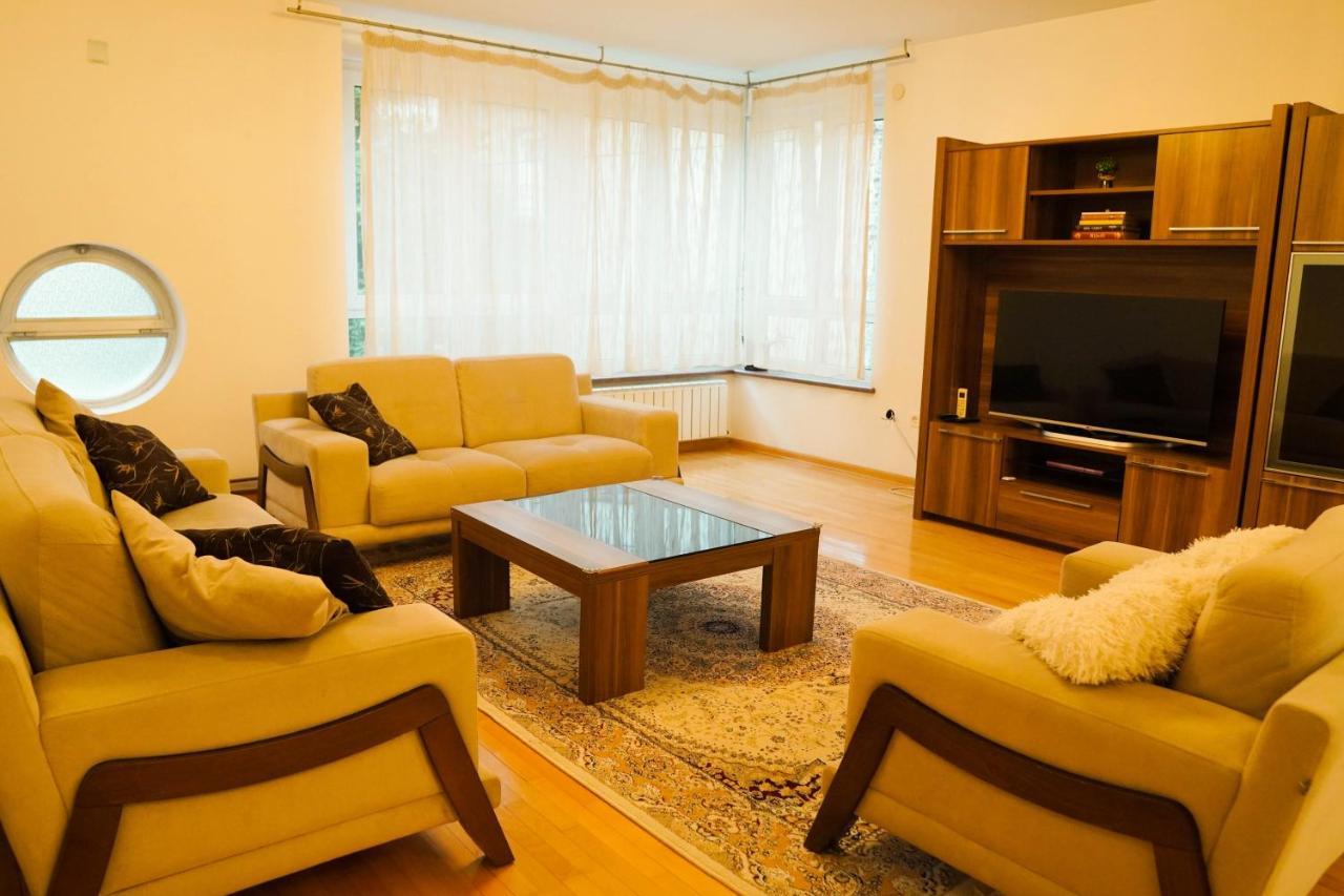 City Center Grand Apartment - Three-Bedroom, Free Parking Sarajevo Luaran gambar