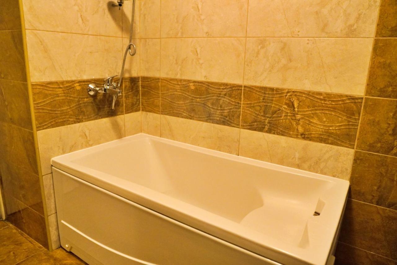 City Center Grand Apartment - Three-Bedroom, Free Parking Sarajevo Luaran gambar