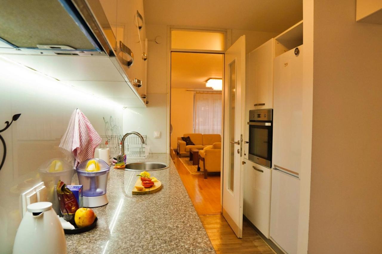 City Center Grand Apartment - Three-Bedroom, Free Parking Sarajevo Luaran gambar