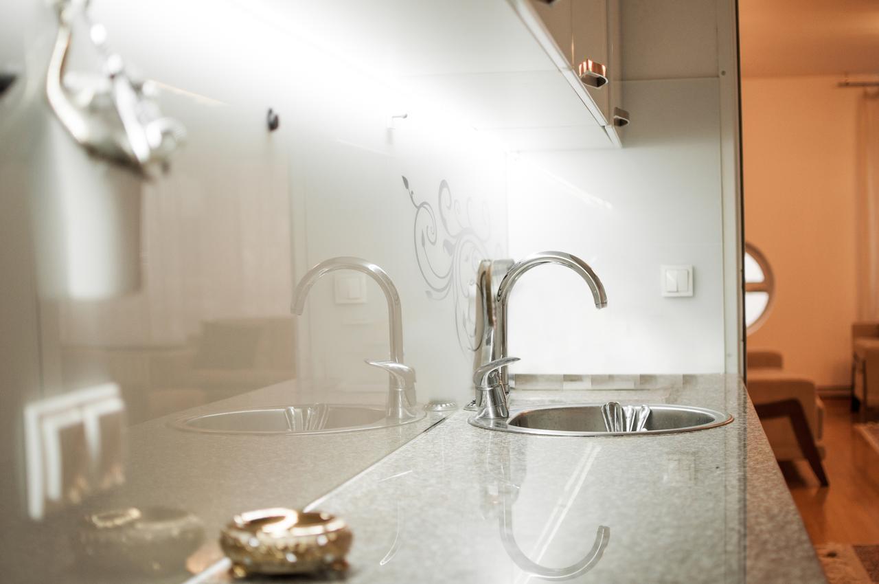 City Center Grand Apartment - Three-Bedroom, Free Parking Sarajevo Luaran gambar